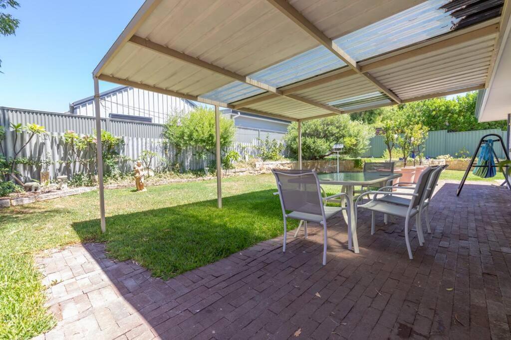 Shabby Chic Shack - 2 Bedroom Beach Cottage Yanchep Bagian luar foto