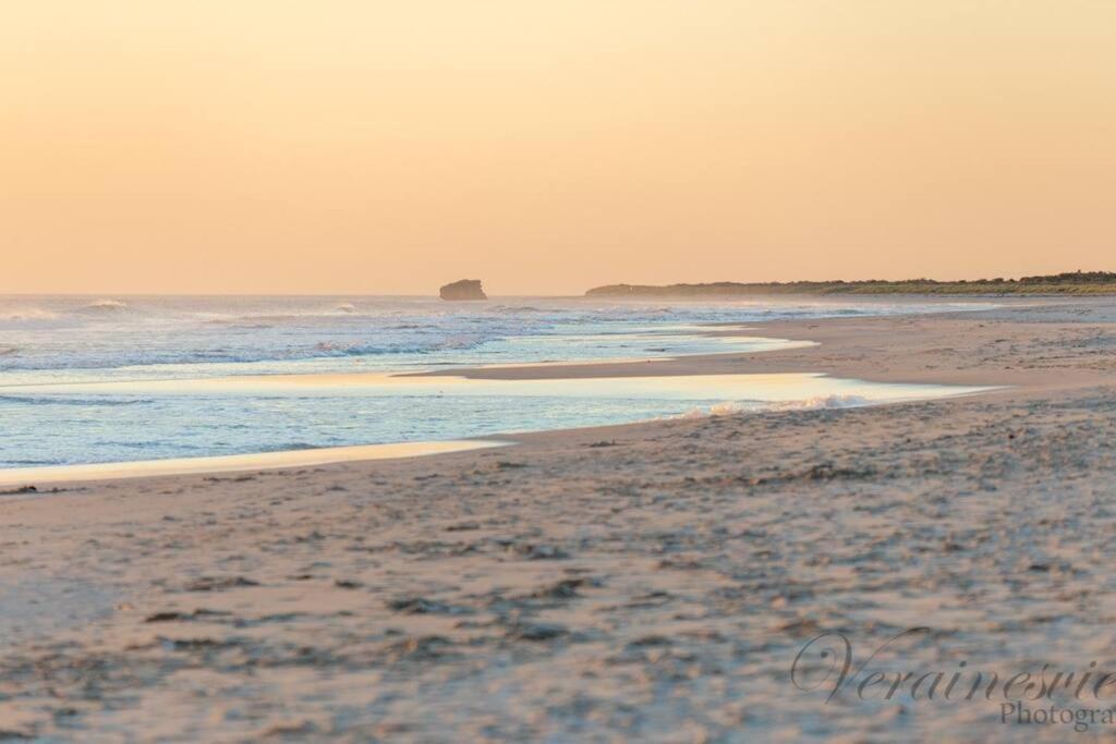 Shabby Chic Shack - 2 Bedroom Beach Cottage Yanchep Bagian luar foto